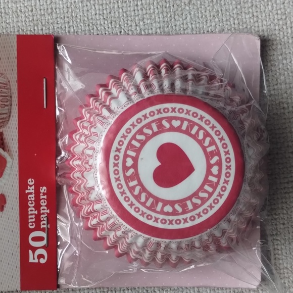 Sweet Creations Heart Be Mine Valentine Baking Cupcakes Liners 50 CT New - Picture 3 of 7